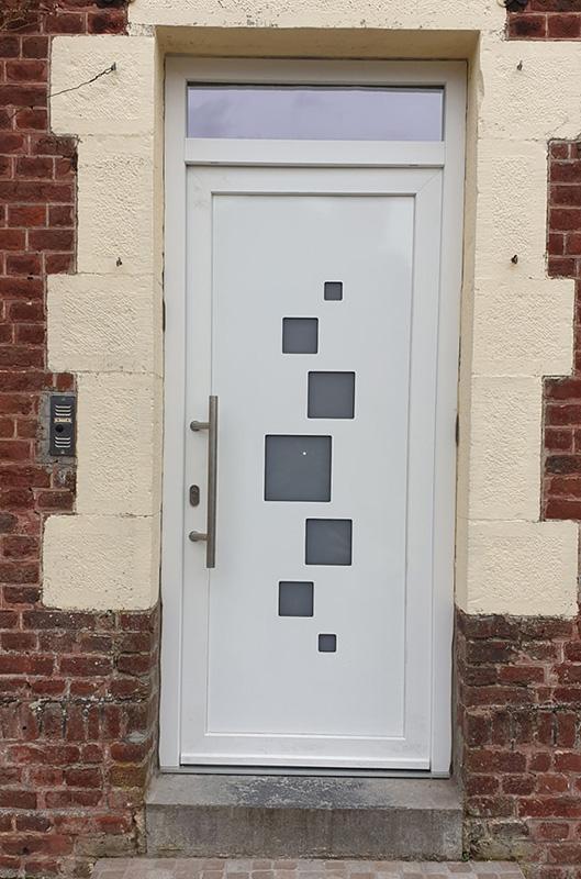 Nous réalisons des portes d’entrée dans des formes et des dimensions spécifiques.